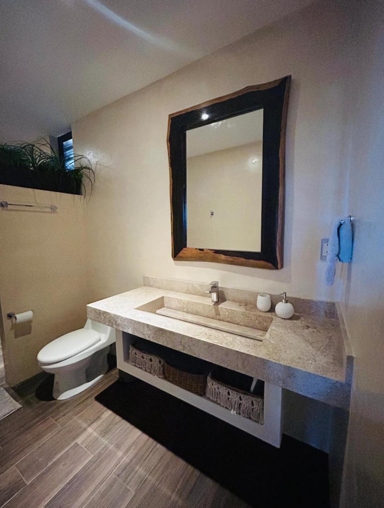 New Large Luxurious 1 Bedroom, 1 Bathroom In