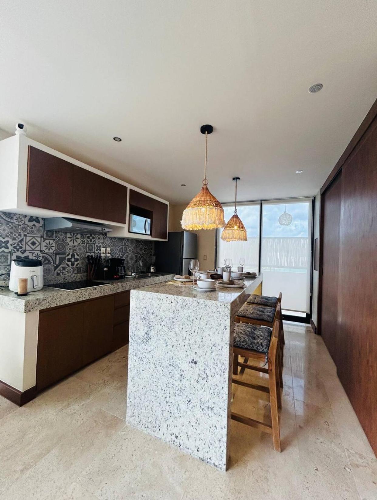 New Large Luxurious 1 Bedroom, 1 Bathroom In *
