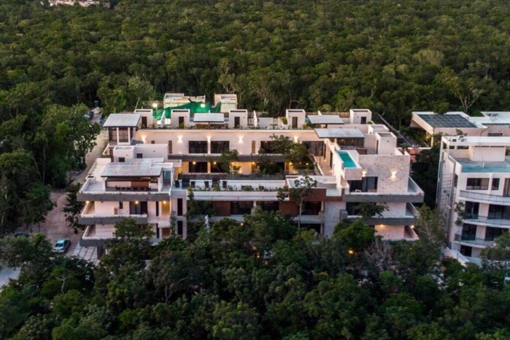 New Large Luxurious 1 Bedroom, 1 Bathroom In Apartment *